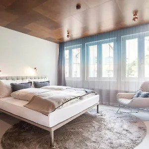 מלון Ema House ****